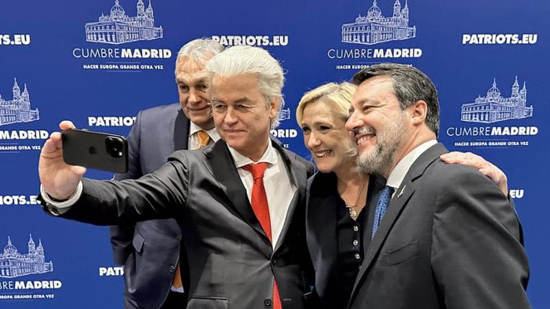 Il selfie dei sovranisti: Wilders, Le Pen, Orban e Salvini
