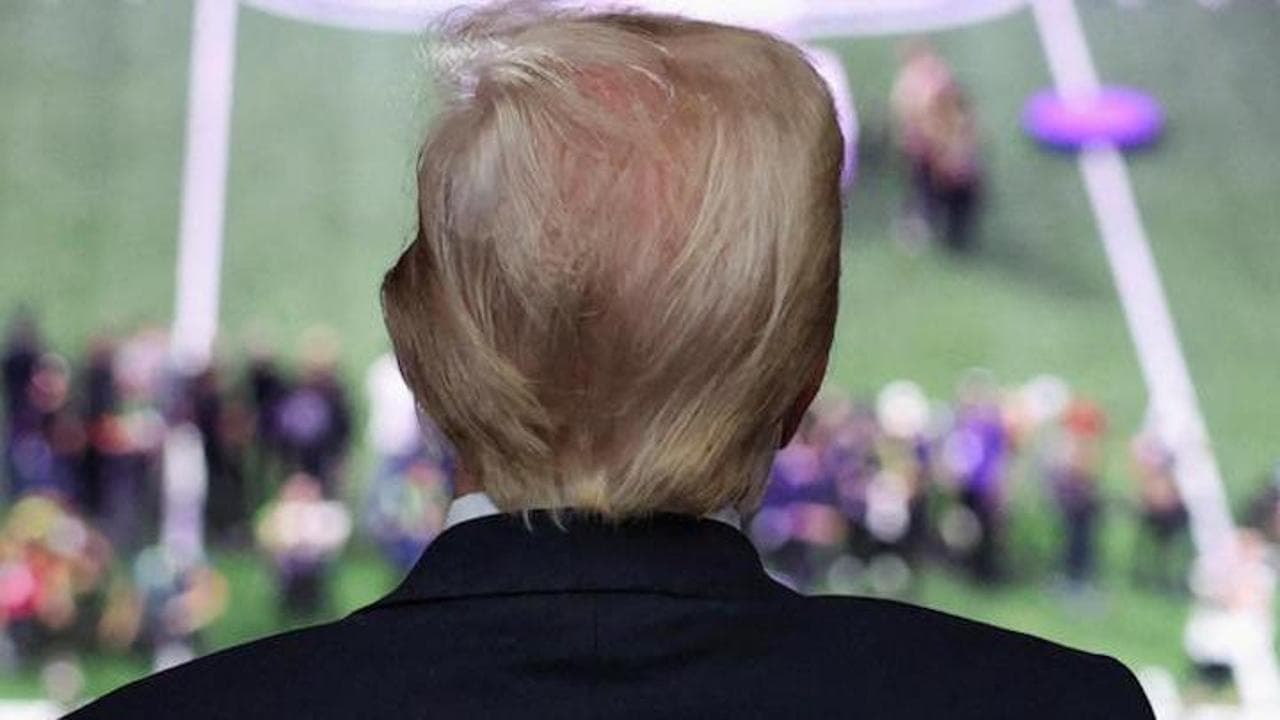 Il Super Bowl sotto gli occhi di Trump, è il primo presidente Usa spettatore: le immagini
