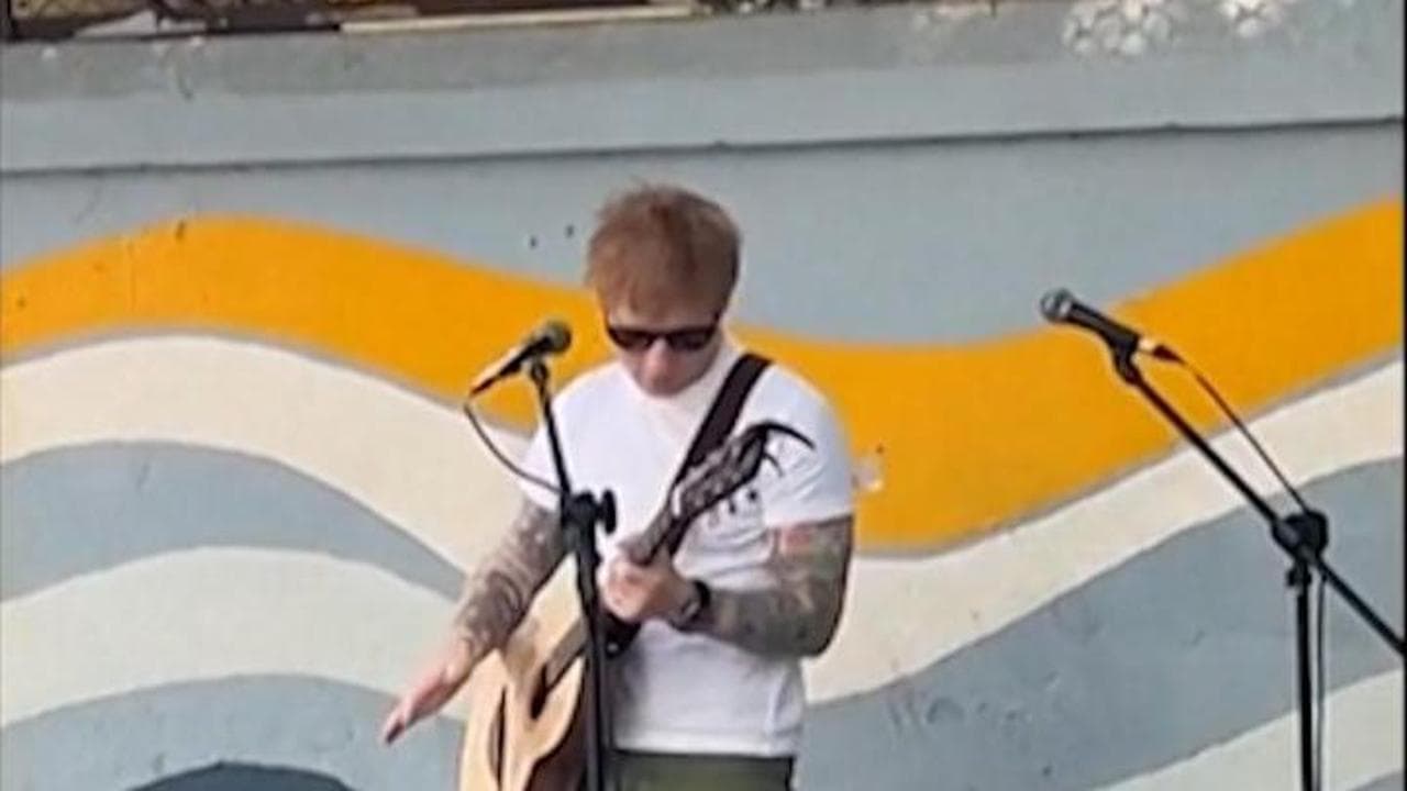Ed Sheeran canta in strada in India: la polizia interrompe l'esibizione della popstar britannica