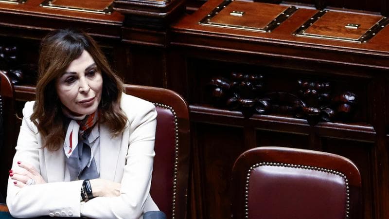 Sfiducia a Santanchè, Lega e FI assenti. I 5S: “Ha mentito al Paese”. Il Pd a Meloni: “È ricattata?”