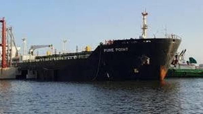 Russia, esplode una petroliera della “flotta fantasma”. Mosca: “Errore umano”