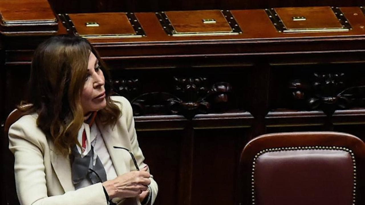 Tutti contro Santanché: opposizioni scatenate, la ministra muta. Ma ieri ballava con Pulcinella