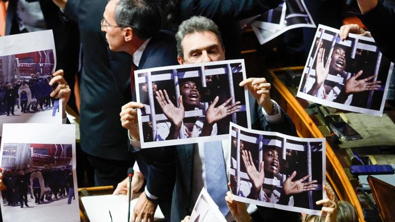 Il Pd espone foto dei torturati in Libia per protestare sul caso Almasri
