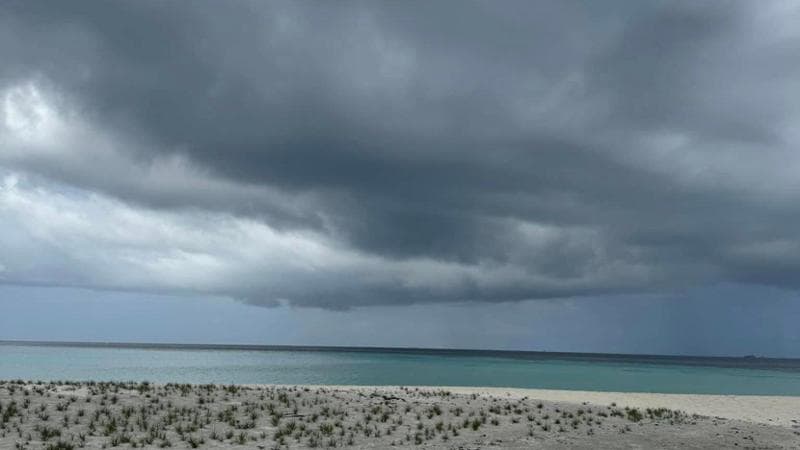 Cielo nero sopra le Maldive d’inverno, vacanze-sogno rovinate: neanche il monsone è più una certezza