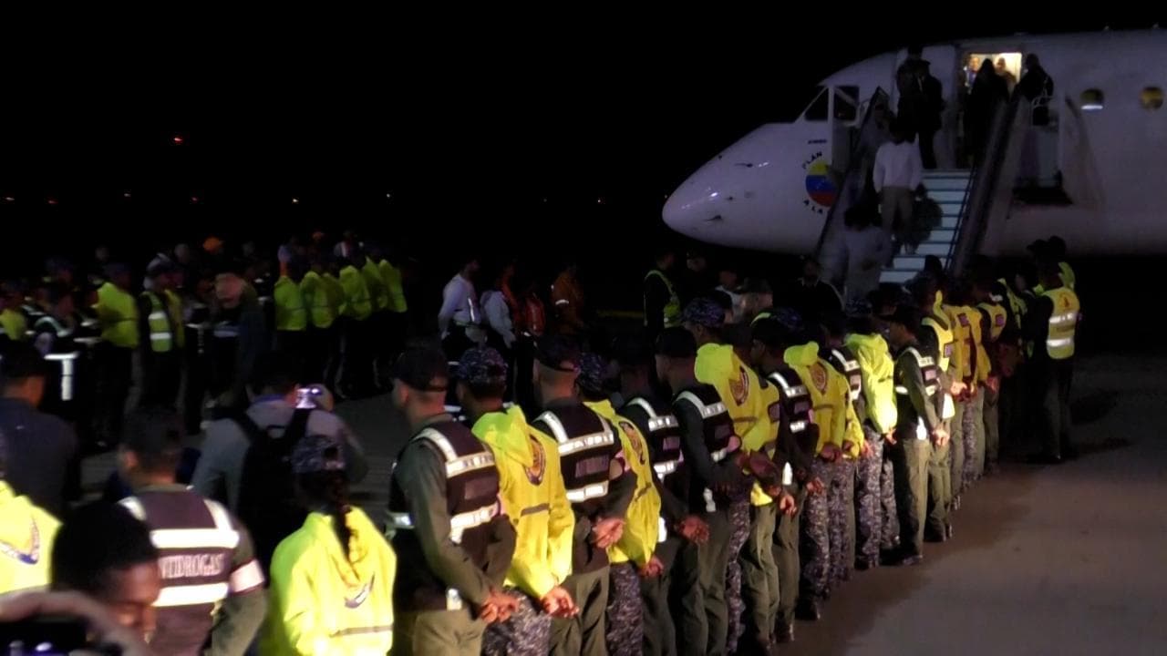 Migranti, primi rimpatri dagli Usa in Venezuela. Maduro: "Vi aspettiamo con amore"
