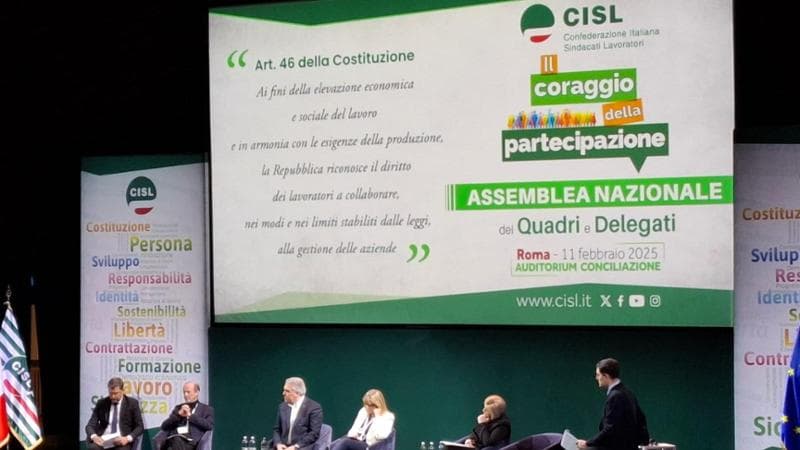 L'Assemblea della Cisl. Al centro, il segretario Luigi Sbarra accanto a Daniela Fumarola, alla quale domani passerà il testimone