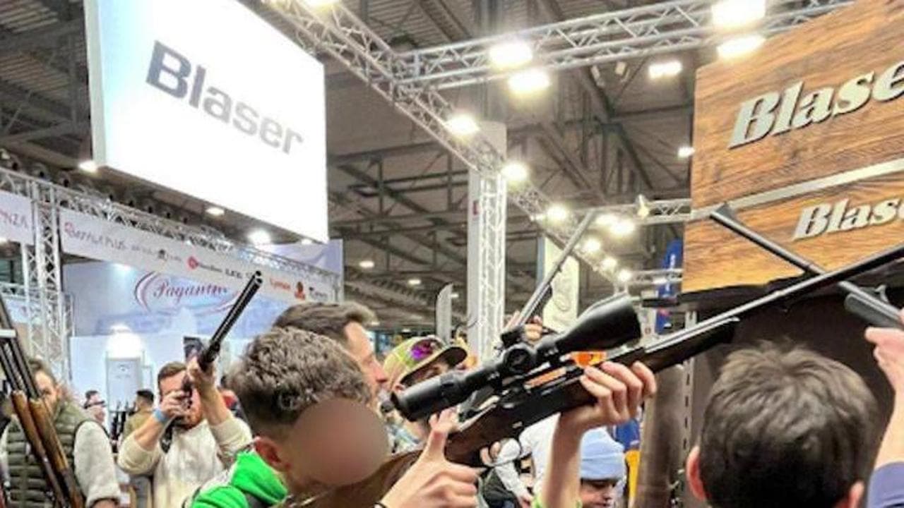 Verona, alla fiera delle armi proteste per i minorenni con il fucile in mano
