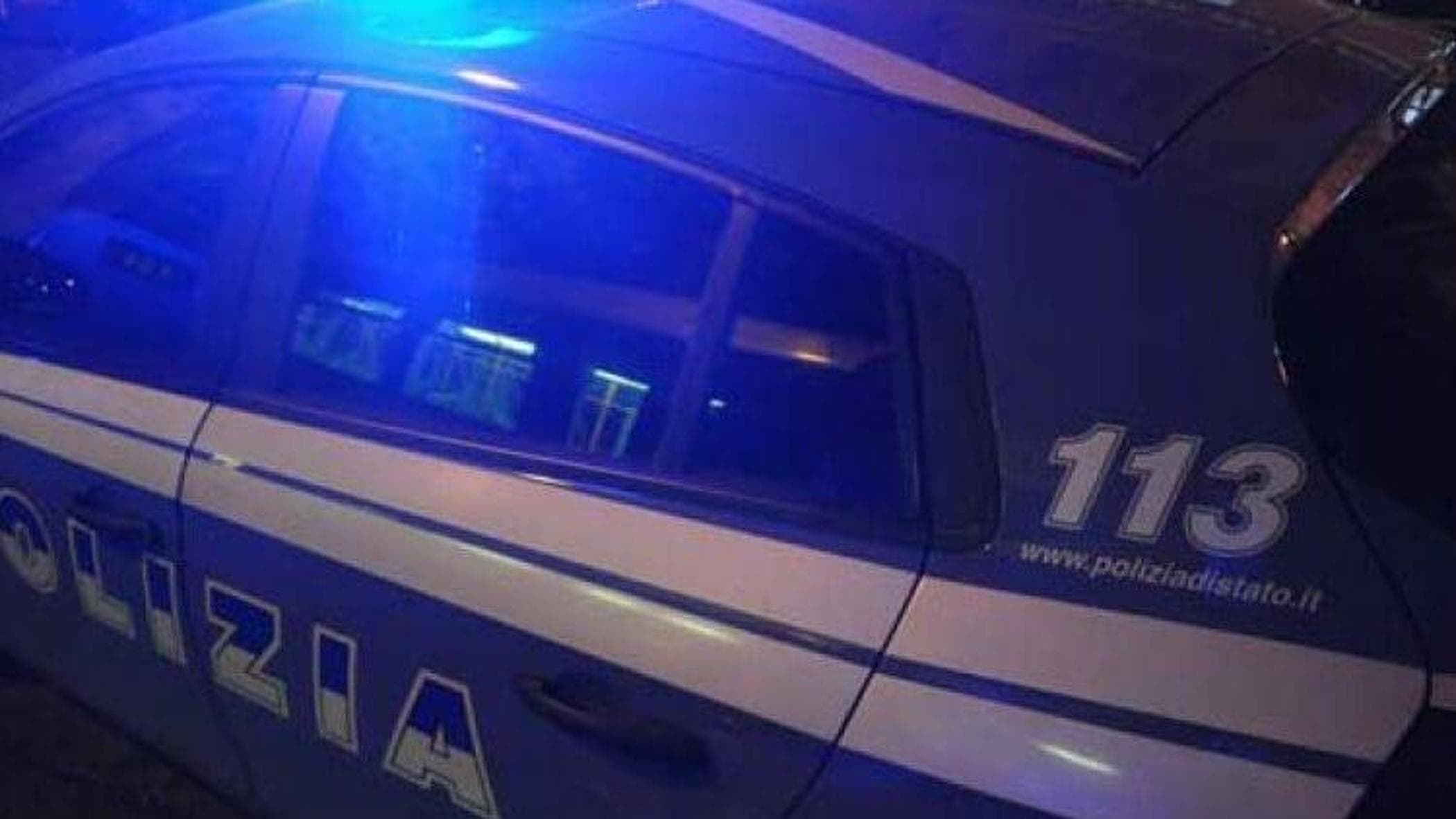 Sassari, 23 yaşında bir kız ev kapısının önüne saldırdı ve tecavüz etti