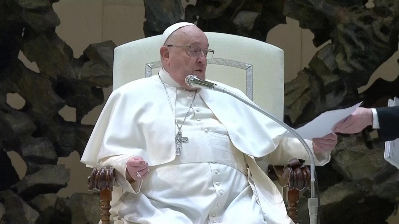 Vaticano, Papa Francesco all'udienza non legge: "Ho ancora la bronchite, non posso"