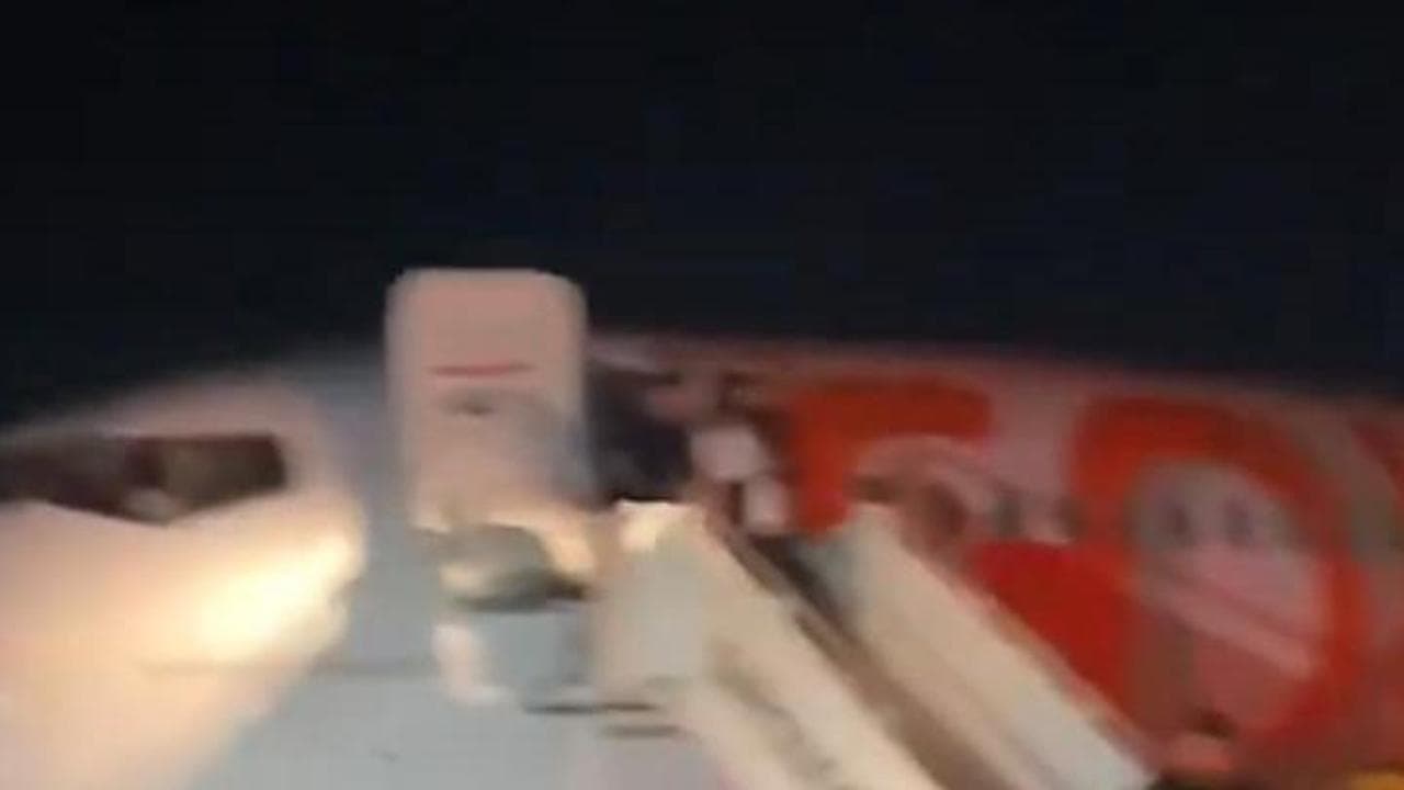 Rio de Janeiro, aereo in decollo colpisce un'auto sulla pista: il momento dell'impatto