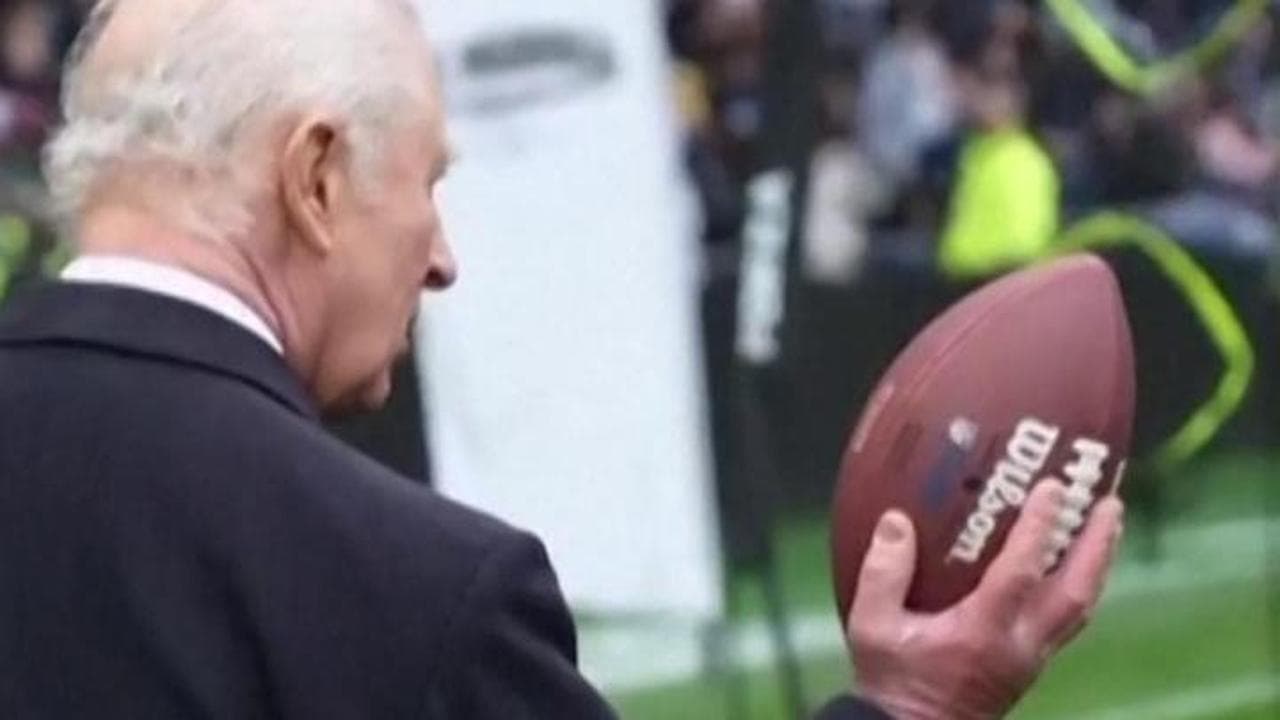 Re Carlo quarterback d'eccezione: il lancio del sovrano in visita al Tottenham