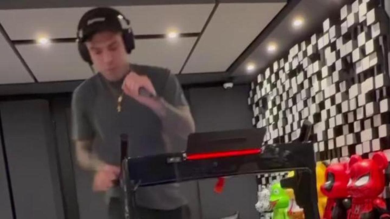 Fedez scivola sul tapis roulant durante le prove di "Battito" per Sanremo