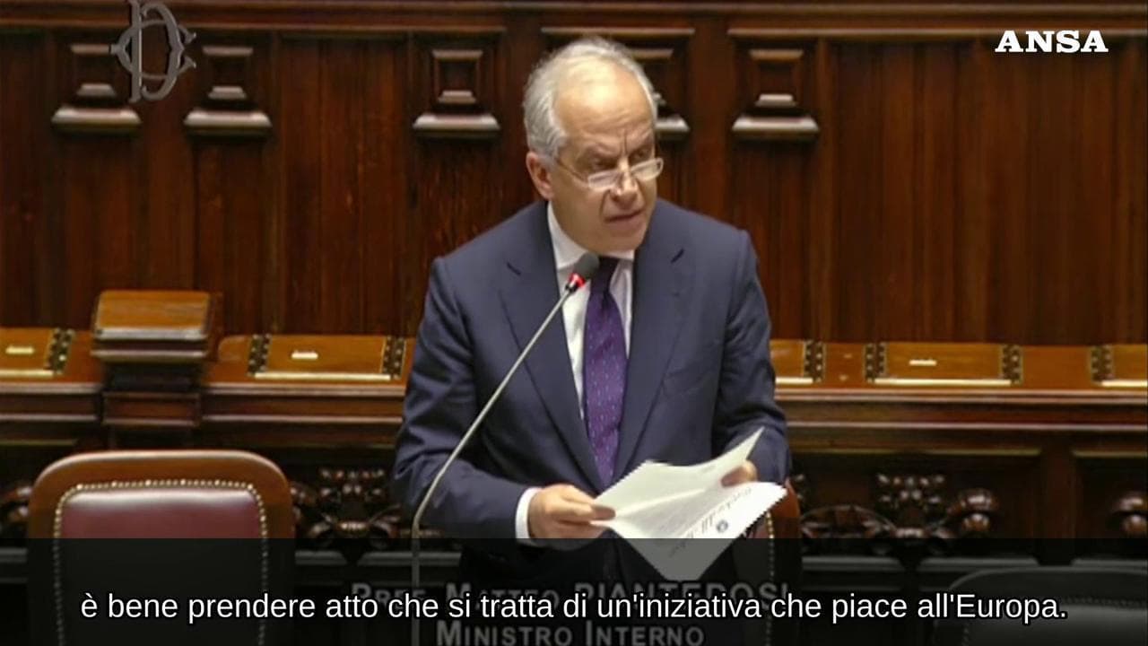 Piantedosi sui centri in Albania: "Lavoriamo a una soluzione, è un'iniziativa che piace all'Europa"
