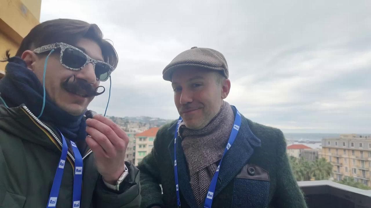 Sanremo 2025, l'ironia di Raimondo: "Votate responsabilmente, ce lo chiede l'UE. Salviamo l'Italia"