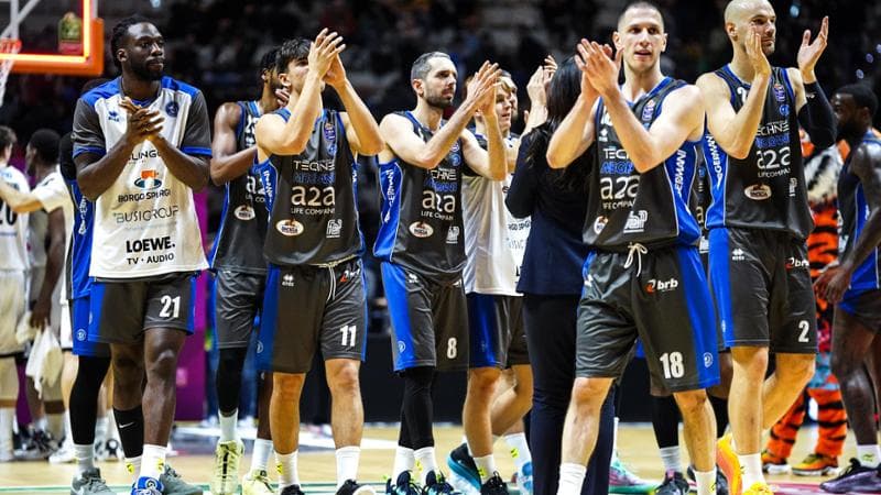 I giocatori di Brescia salutano i propri tifosi dopo l'ingresso in semifinale