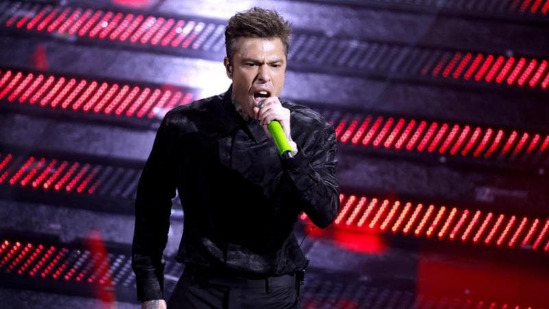 Sanremo 2025, seconda serata in diretta: standing ovation per Fedez e Cristicchi e Giorgia. Achille Lauro incanta. Francesca Michielin piange.