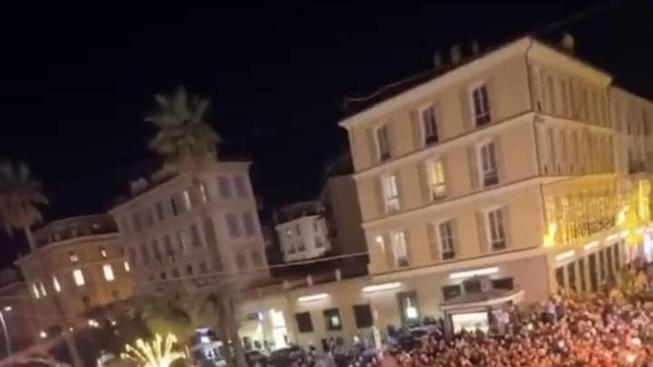 Olly canta "Devastante" dal balcone: la folla in delirio intona il brano con lui