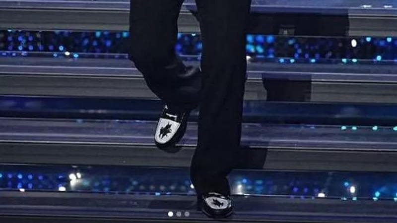Le scarpe con lo stemma del Torino di Willie Peyote