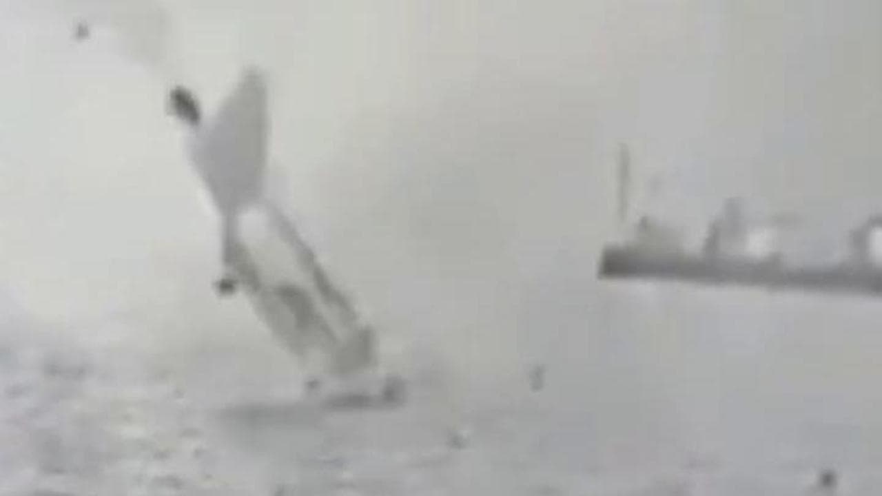 California, il jet militare precipita e affonda in mare durante l'addestramento. Salvi i piloti