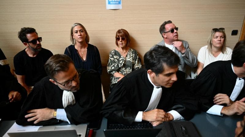 Caroline in aula durante un’udienza del processo ad Avignone contro il padre Dominique Pelicot. Alla sua sinistra, la madre Gisèle e il fratello David; alla sua destra l’altro fratello, Florian. Darian è il nome che la donna (nella vita, Caroline Peyronnet) ha usato per firmare il libro, nato dalla fusione dei nomi dei fratelli. CHRISTOPHE SIMON/AFP via Getty Images