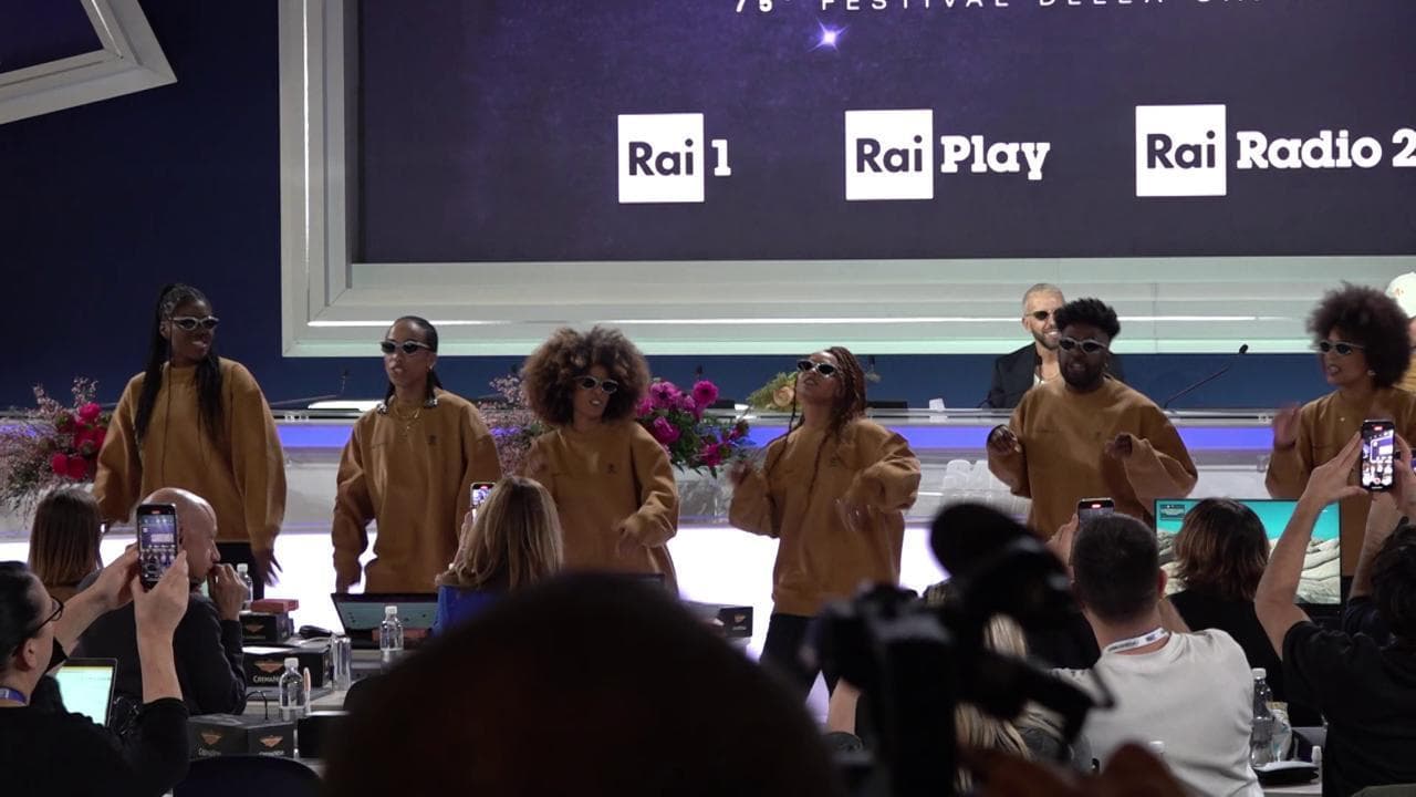 Sanremo, Shablo in sala stampa con i ballerini