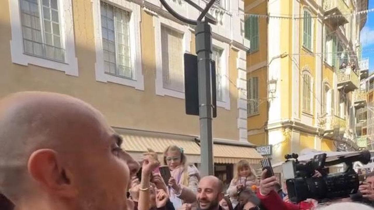 Sanremo, Serena Brancale ed Enzo Miccio ballano insieme in strada