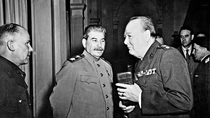 Josif Stalin e Winston Churchill durante la conferenza di Jalta