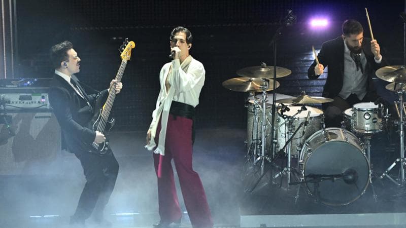 Maneskin, Damiano e Victoria divisi sul palco dell’Ariston. E il gruppo è sempre più nell’ombra