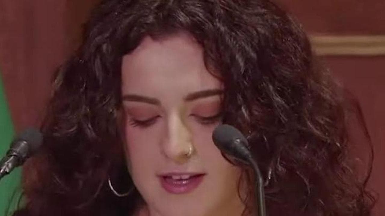 Il gesto di Emma Ruzzon: "Molti in questo paese dovrebbero davvero sfilarsi la camicia nera"