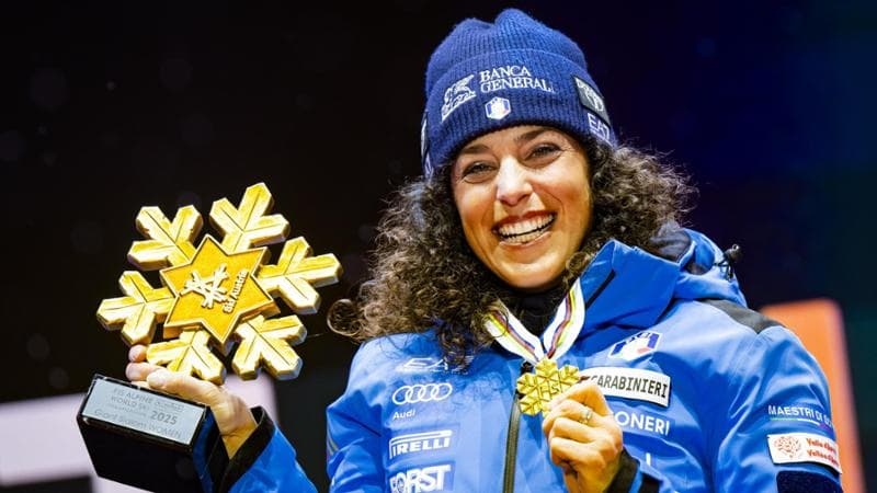 Federica Brignone con l'oro vinto in gigante