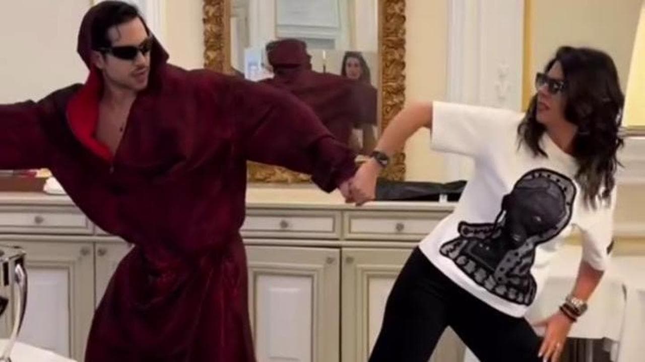 Mahmood e Geppi Cucciari scatenati su "Cuoricini" dei Coma Cose: la loro coreografia improvvisata