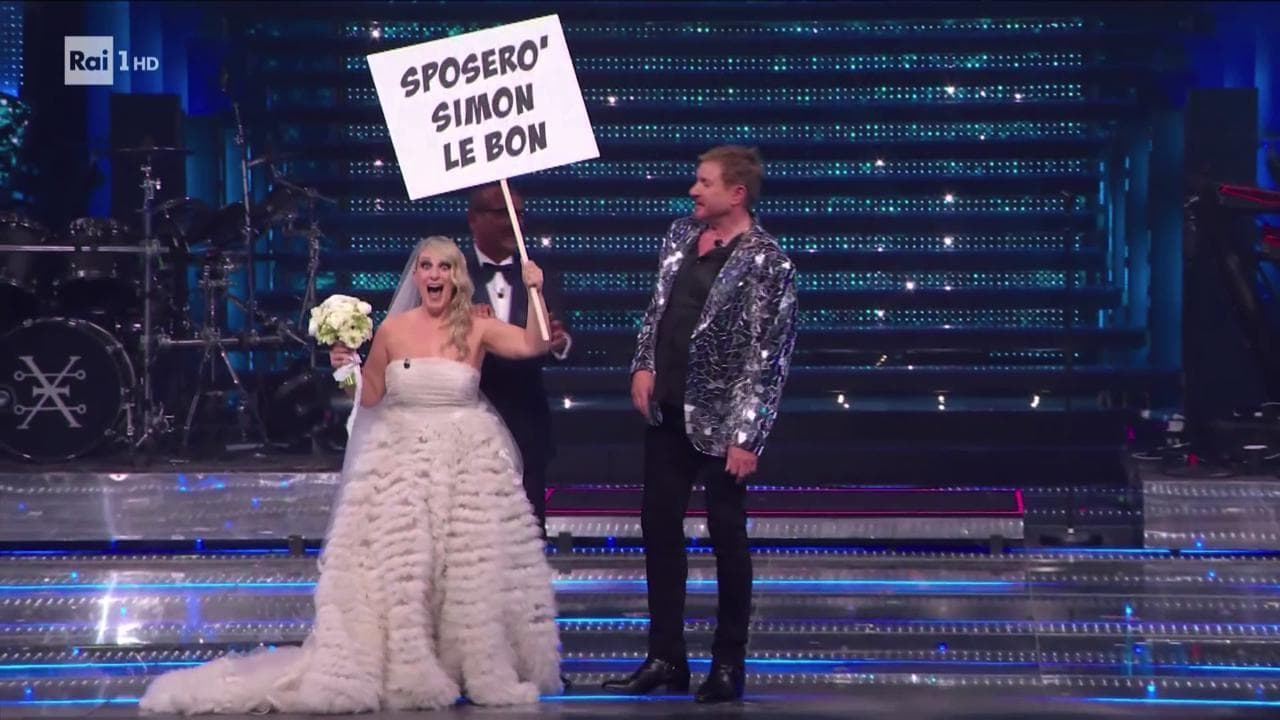 Sanremo, "Sposerò Simon Le Bon": la proposta di Katia Follesa e il bacio al cantante dei Duran Duran