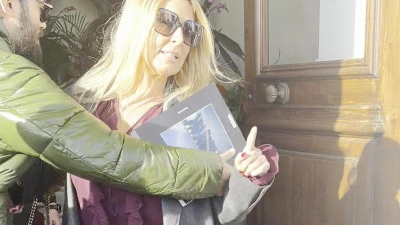 Sanremo, donna attacca Selvaggia Lucarelli: "Mandi la gente in galera". Lei: “Chiamo i carabinieri”