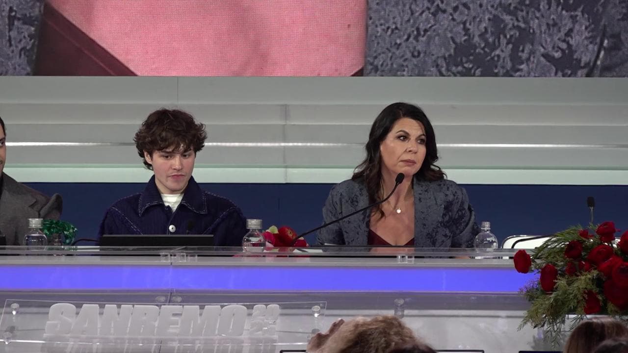 Sanremo, Geppi Cucciari: "Un bacio a Giorgia Meloni? Con il braccio di Elodie"