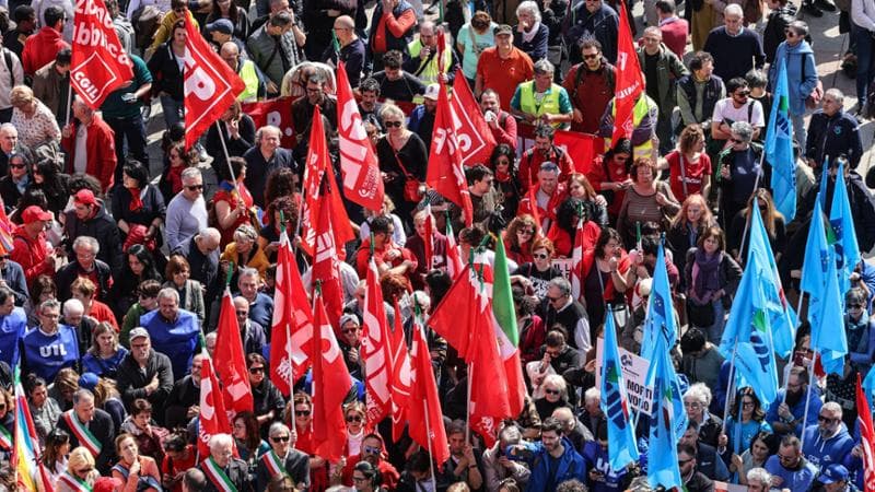 Una manifestazione di lavoratori Cgil e Uil, a Bologna
