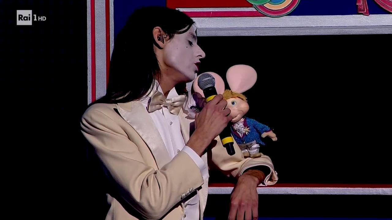 Sanremo, incanto e dolcezza nel duetto Corsi-Topo Gigio sulle note di "Nel blu, dipinto di blu"
