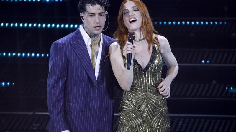Paura di un altro caso Travolta, la Rai toglie la collana a Tony Effe