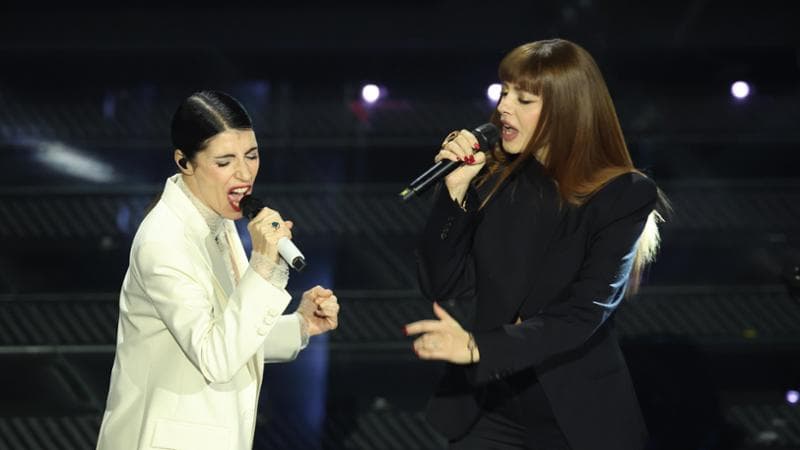 Festival di Sanremo, ciclone Benigni. Ai duetti trionfano Giorgia e Annalisa