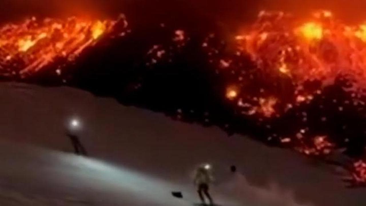 Sciano di notte durante l'eruzione dell'Etna: le immagini spettacolari dell'incontro di lava e neve