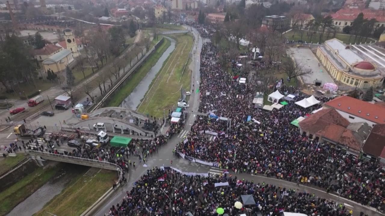 Serbia, continua la protesta contro il governo: decine di migliaia di persone bloccano le strade