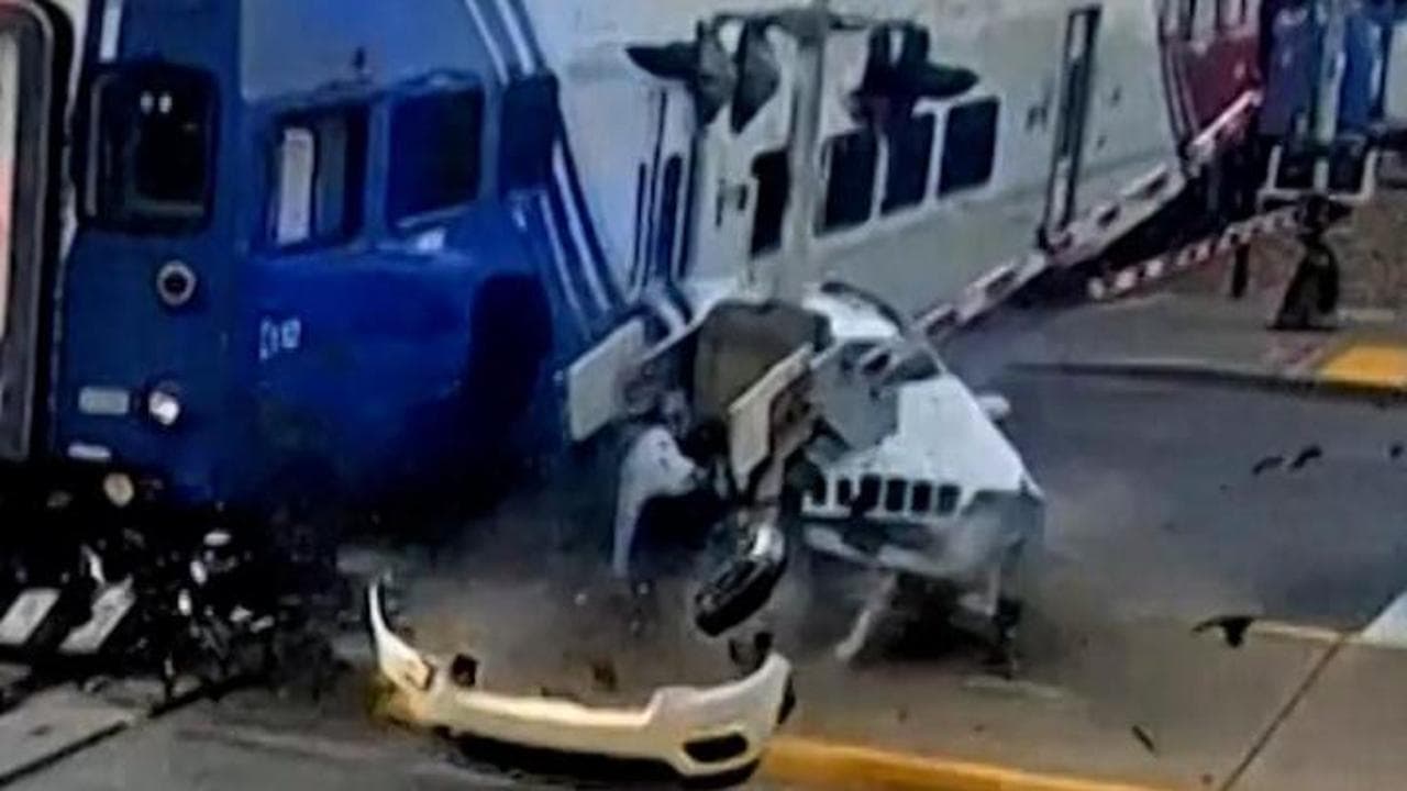 Usa: il Suv rimane incastrato sui binari mentre arriva il treno, la fuga del conducente e l'impatto
