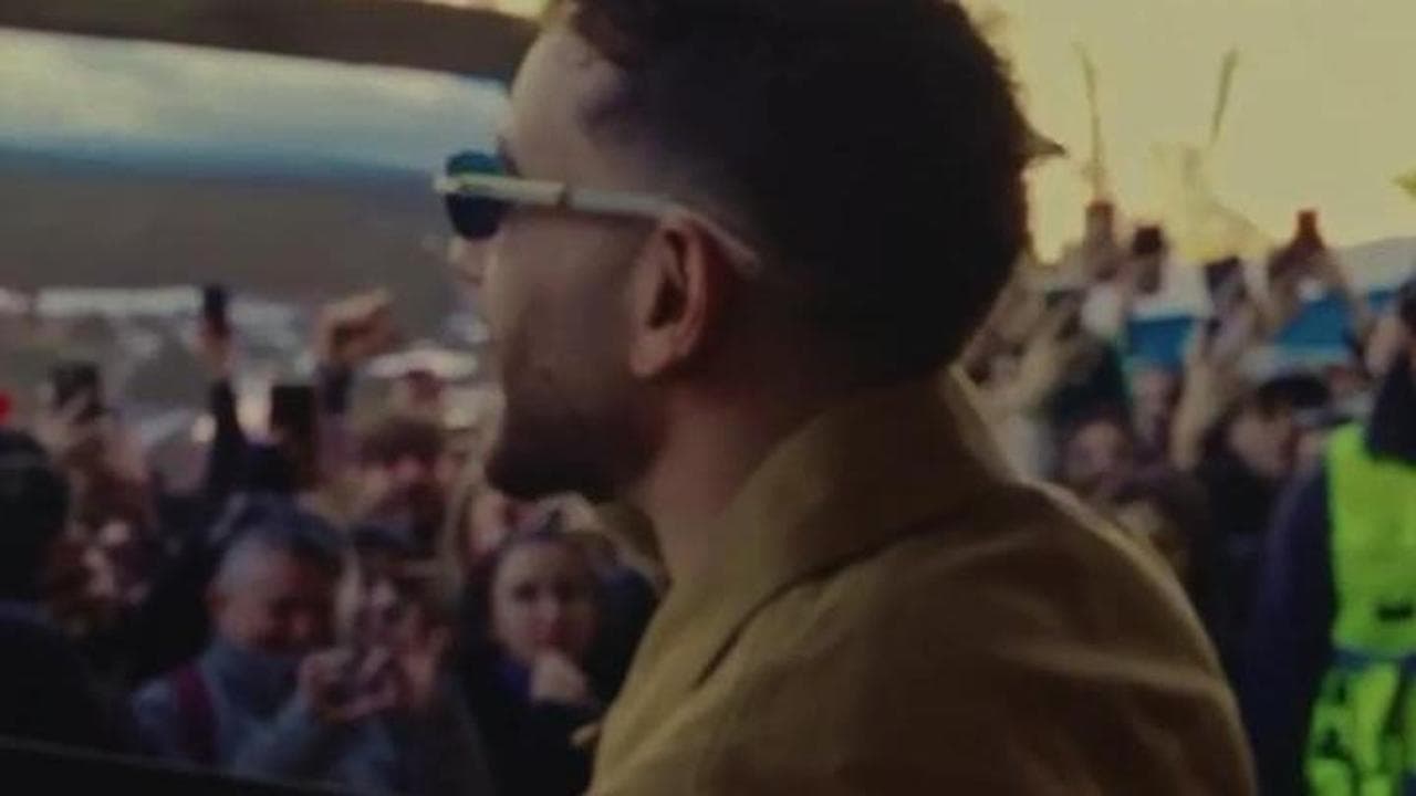 Rocco Hunt distribuisce "il pacco da giù" ai suoi fan