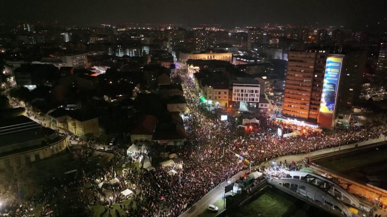 Serbia, enorme folla alla manifestazione contro il governo