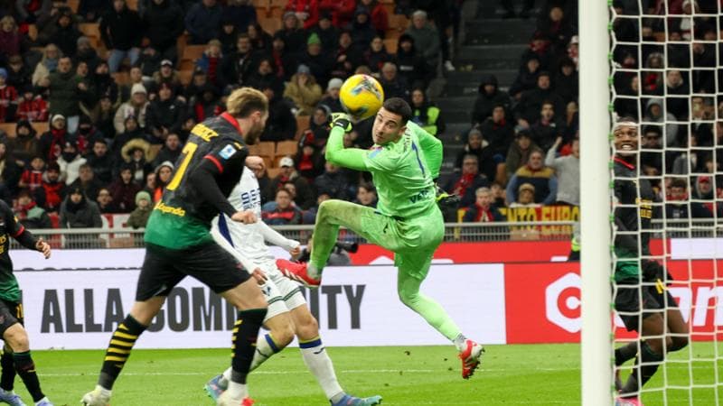 Il colpo di testa vincente di Gimenez: sullo sfondo Leao, autore dell'assist