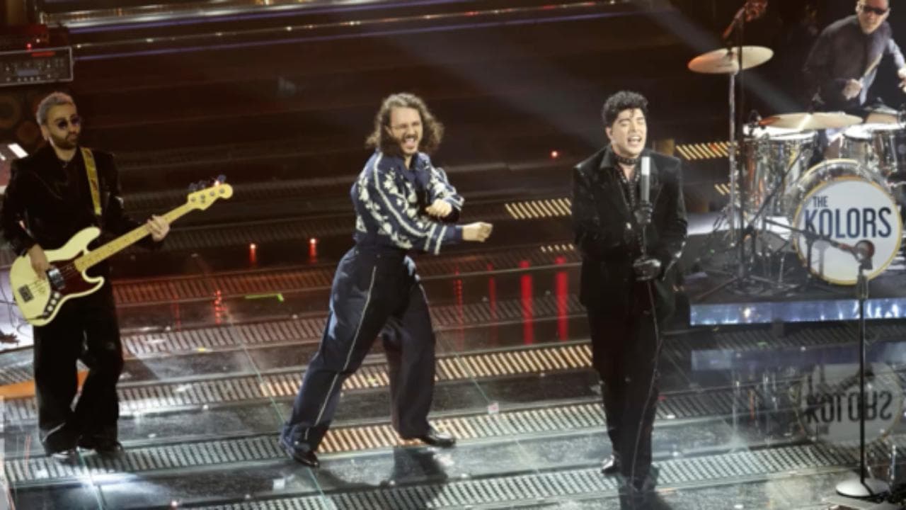 L'incursione di Fru (The Jackal) all'Ariston: sale sul palco e balla con i The Kolors