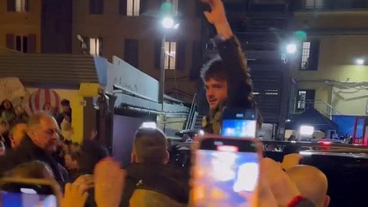 Sanremo, Olly festeggia la vittoria con i fan fuori dal Teatro Ariston