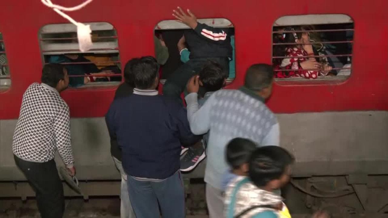 New Delhi, ressa per salire sul treno per il festival hindu: almeno 18 morti
