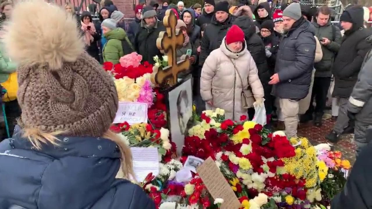 Mosca, una lunga fila sfida autorità e gelo per omaggiare la tomba di Navalny a un anno dalla morte