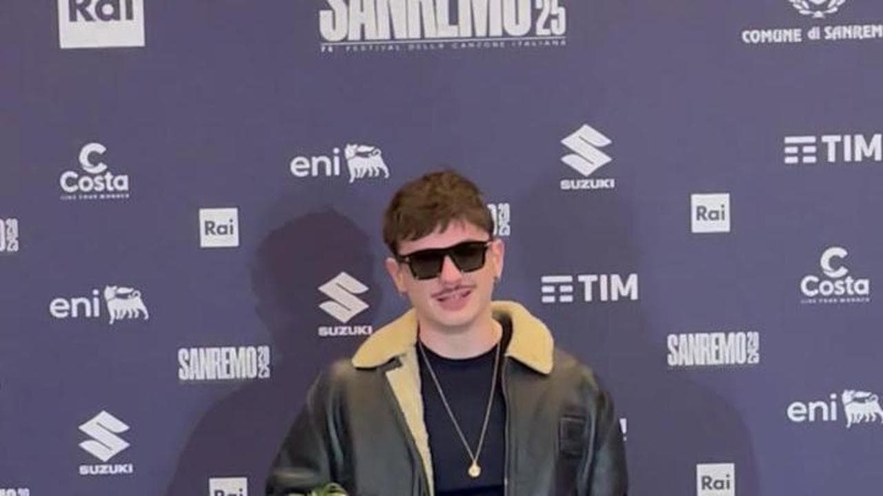 Sanremo, Olly bacia il premio con la lingua: "Anche mamma ha detto di fare foto senza gli occhiali"