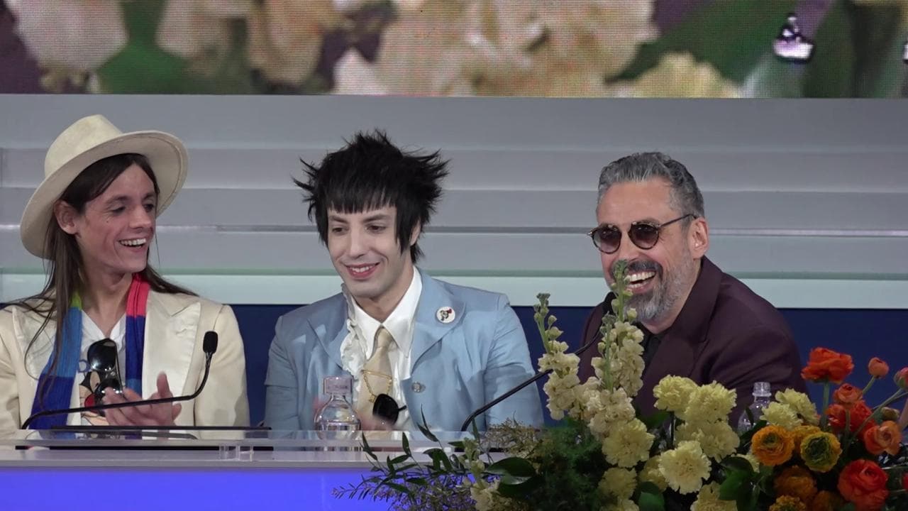 Sanremo, Brunori Sas scherza: "Spiace per l'Eurovision, avrei sfoggiato look da parroco"
